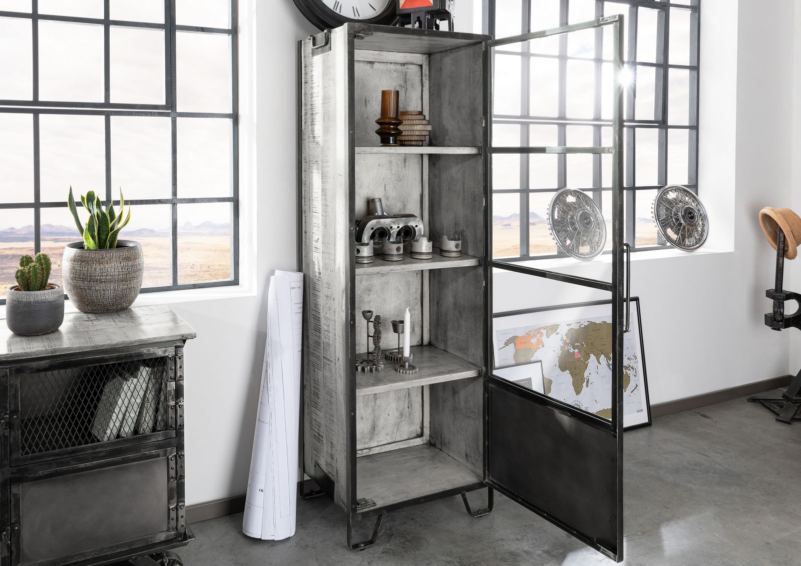 Vitrine Mango 60x40x180 grau lackiert HEAVY INDUSTRY #140